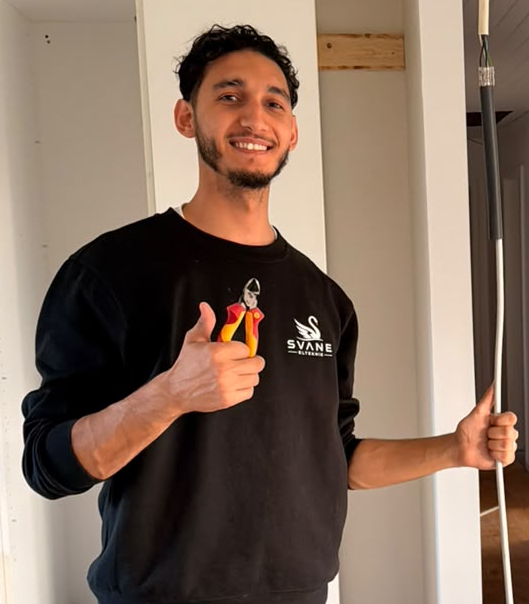 Yad fra Svane Elteknik arbejder ved eltavle